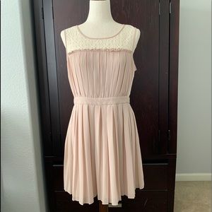 Forever 21 Women’s lace and pink sheet sleeveless dress.